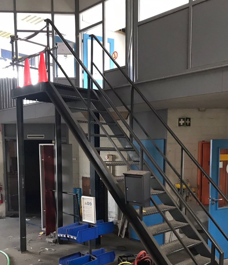 Stalen trap 13 treden voor verdieping van 3 meter hoog