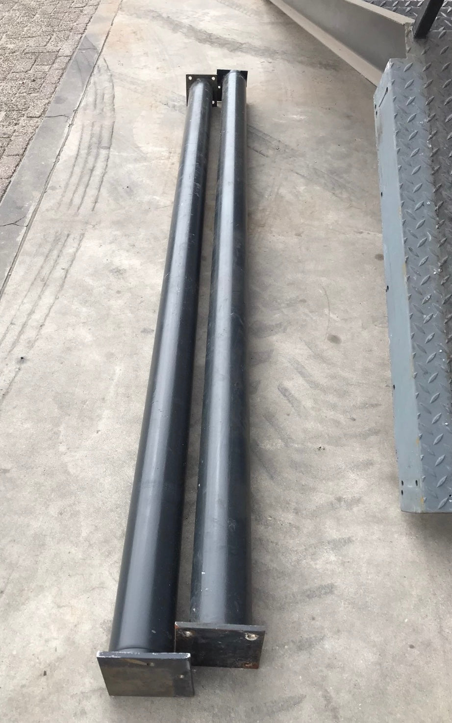 Stalen trap 13 treden voor verdieping van 3 meter hoog