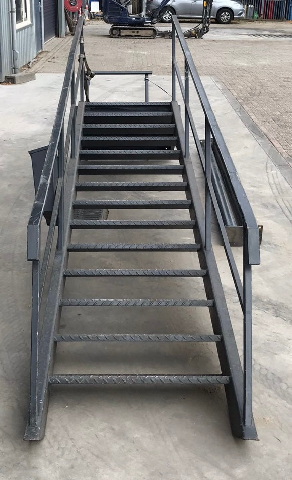 Stalen trap 13 treden voor verdieping van 3 meter hoog