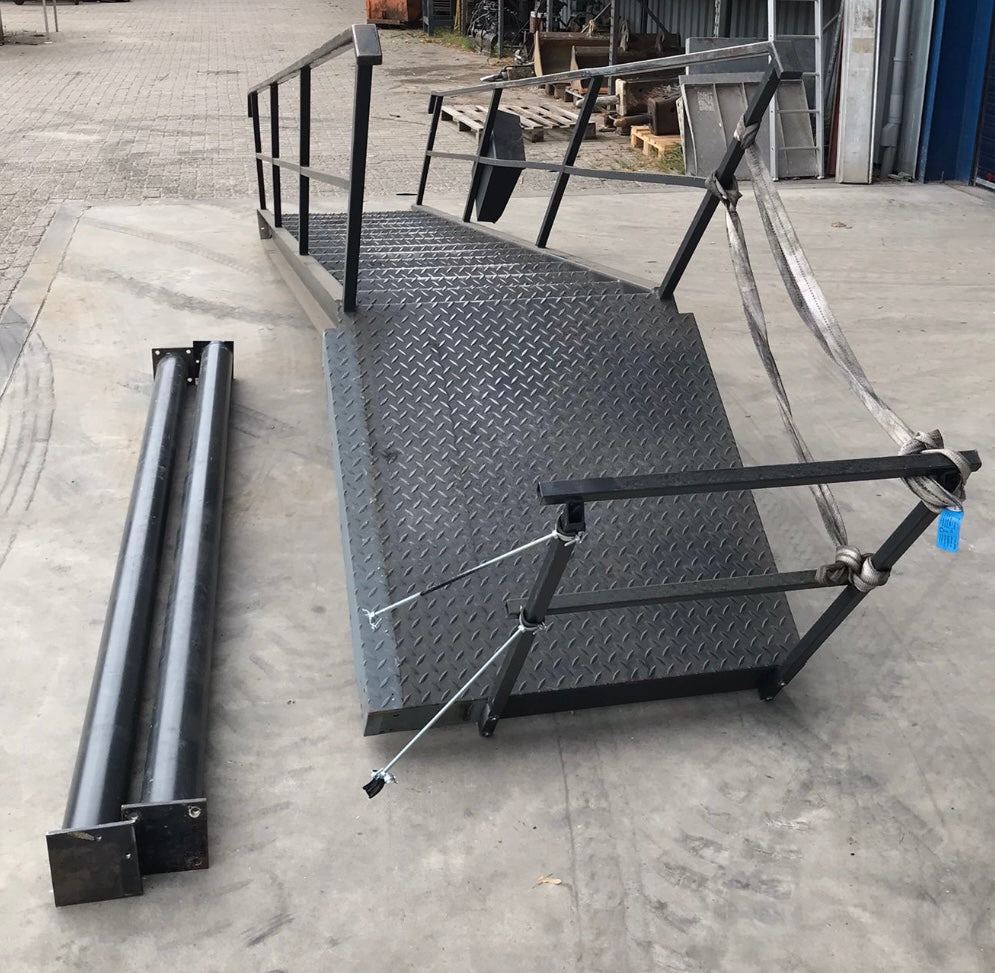 Stalen trap 13 treden voor verdieping van 3 meter hoog