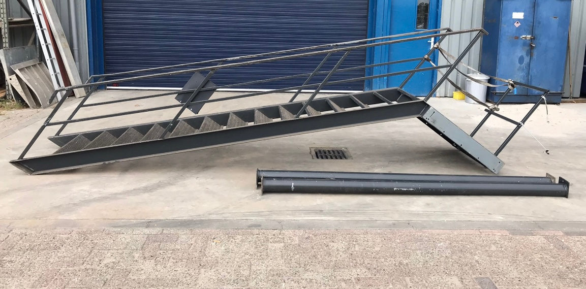 Stalen trap 13 treden voor verdieping van 3 meter hoog