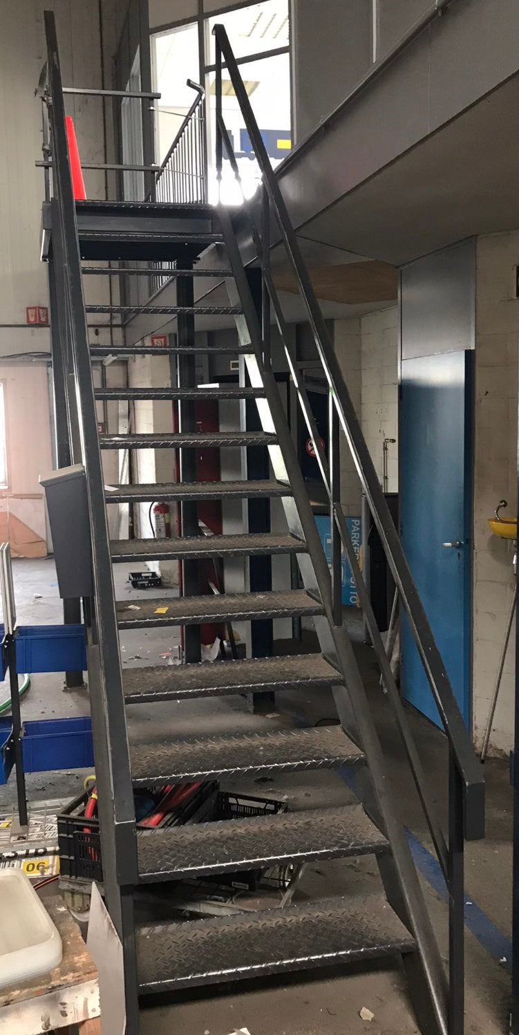 Stalen trap 13 treden voor verdieping van 3 meter hoog