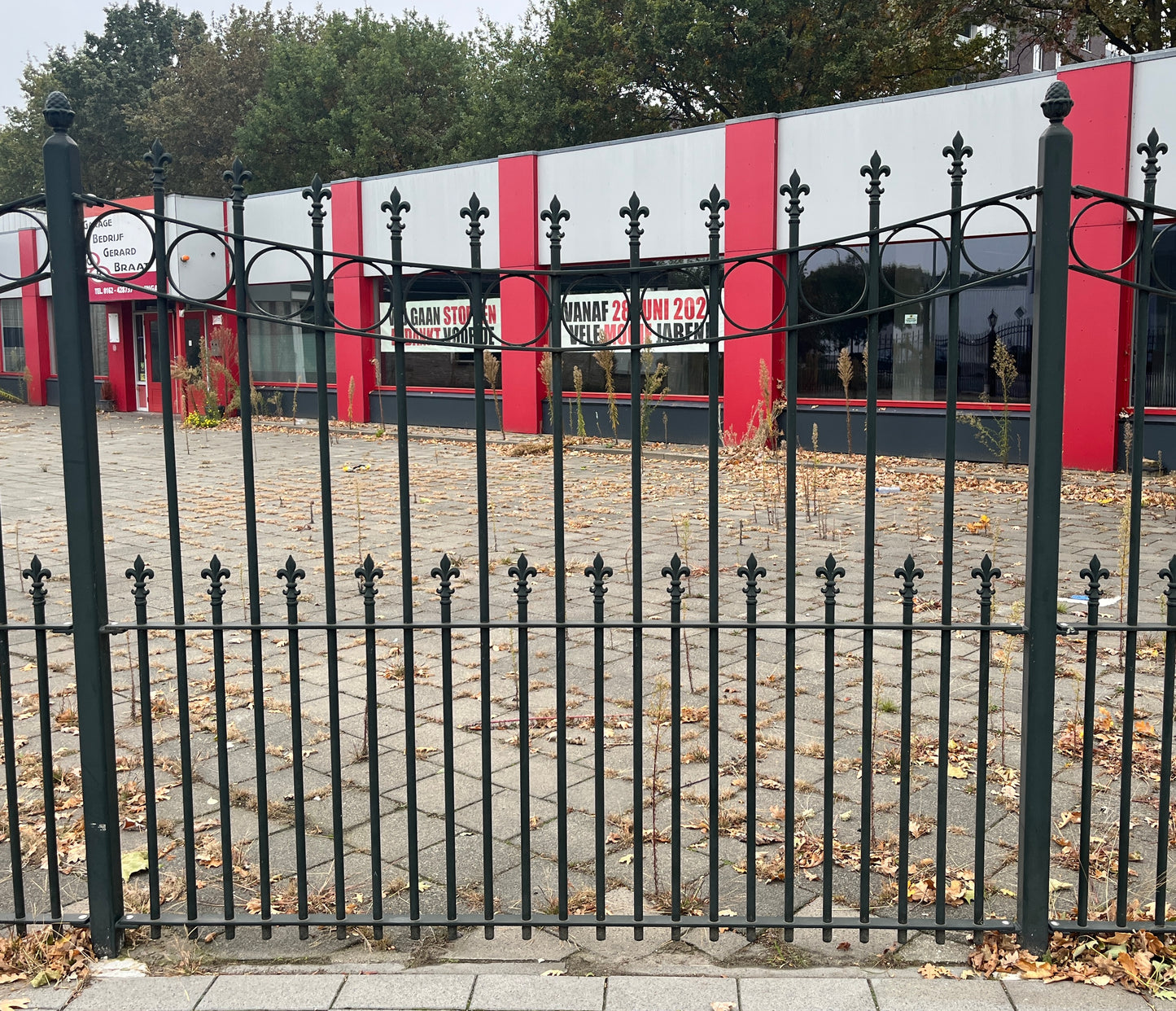 ierhekwerk met openslaande poorten(+/- 42meter)