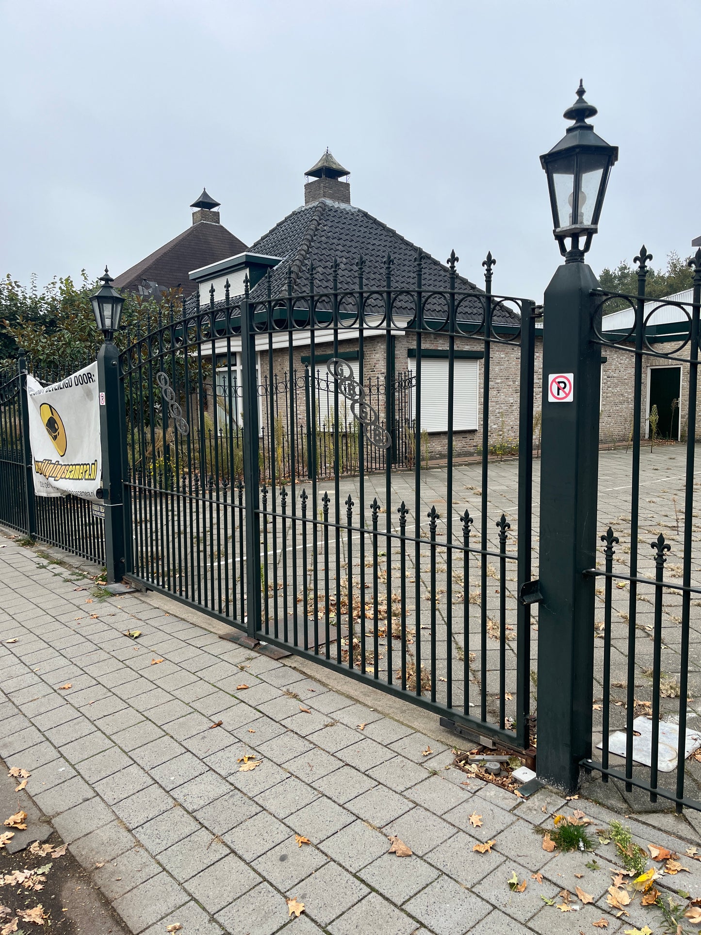ierhekwerk met openslaande poorten(+/- 42meter)
