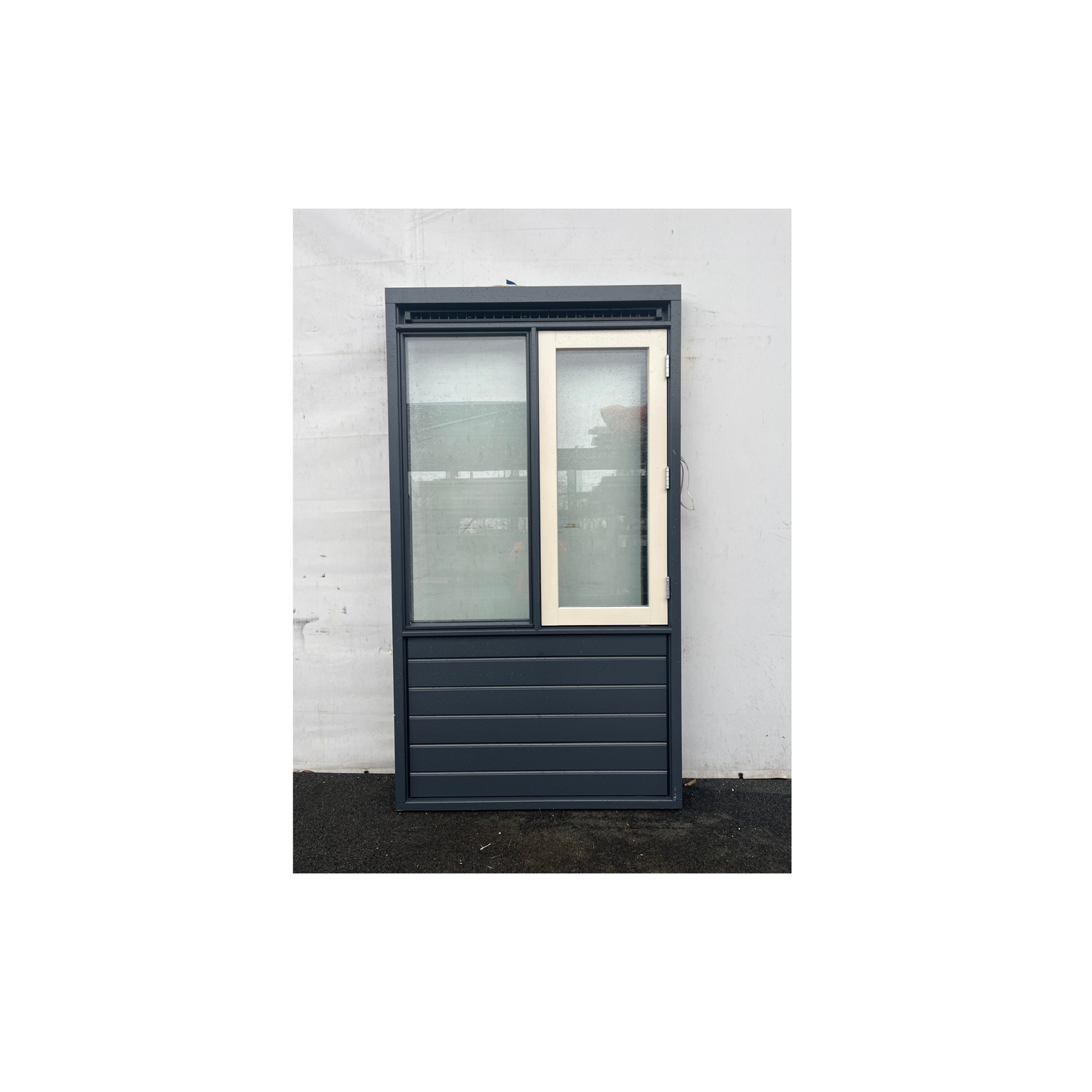 Raamkozijn met rechtsdraaiend raam en hor 125x225(KZ003)