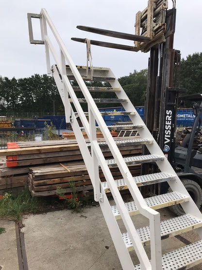Stalen steektrap 250cm overbruggingshoogte