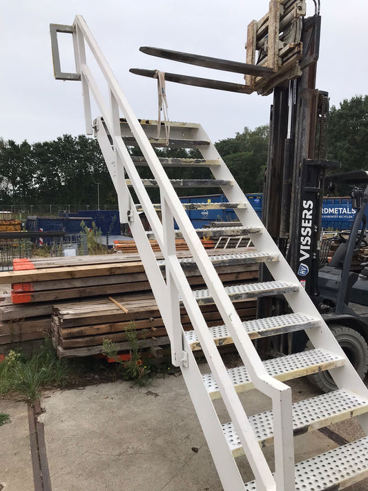 Stalen steektrap 250cm overbruggingshoogte