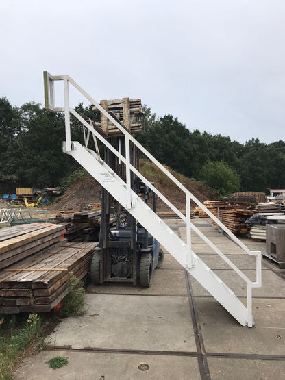 Stalen steektrap 250cm overbruggingshoogte