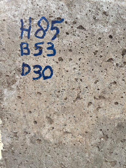 Vuilnisbak met betonnen voet