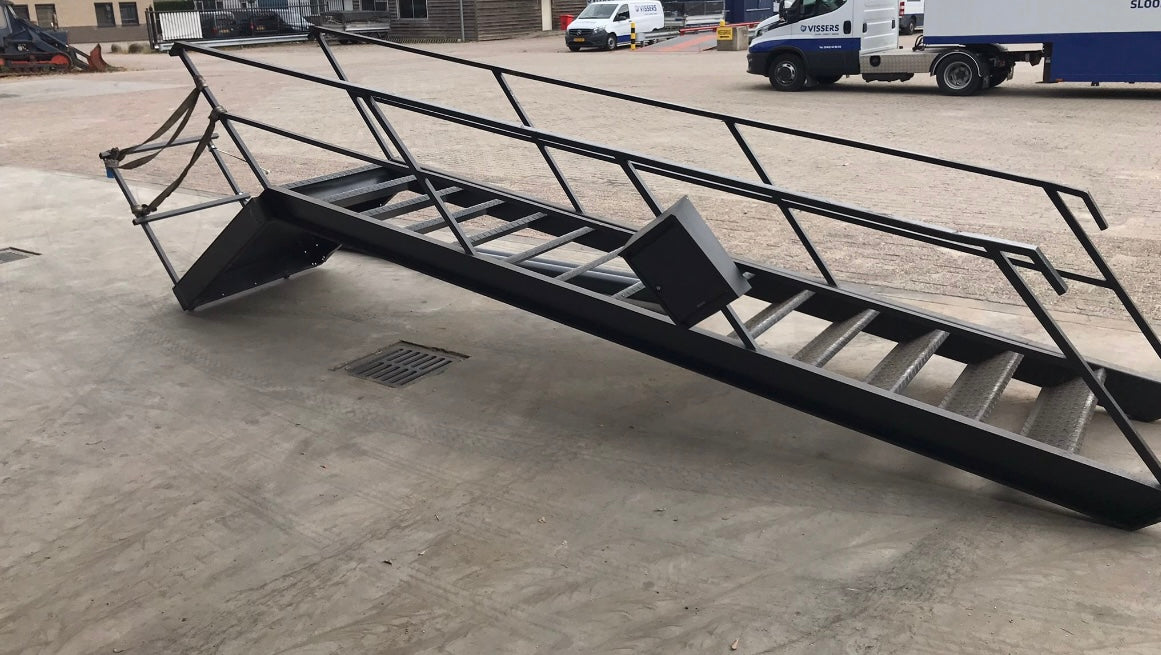 Stalen trap 13 treden voor verdieping van 3 meter hoog