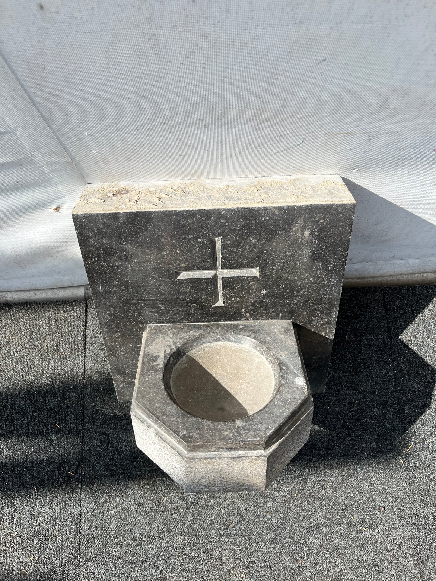Wijwaterbakjes uit een kerk