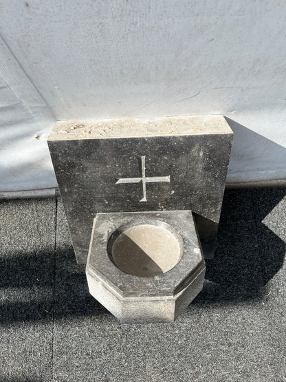 Wijwaterbakjes uit een kerk