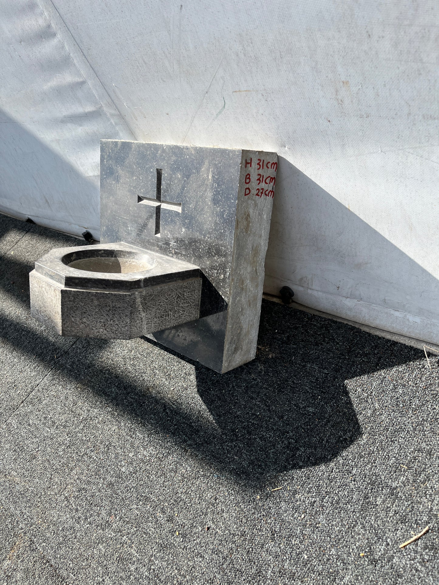 Wijwaterbakjes uit een kerk