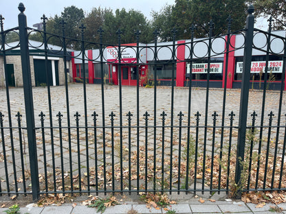 ierhekwerk met openslaande poorten(+/- 42meter)