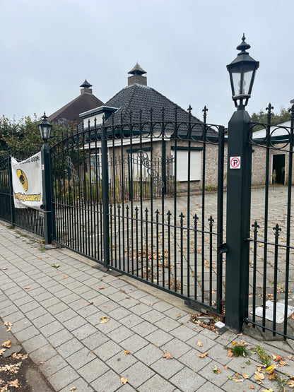 ierhekwerk met openslaande poorten(+/- 42meter)