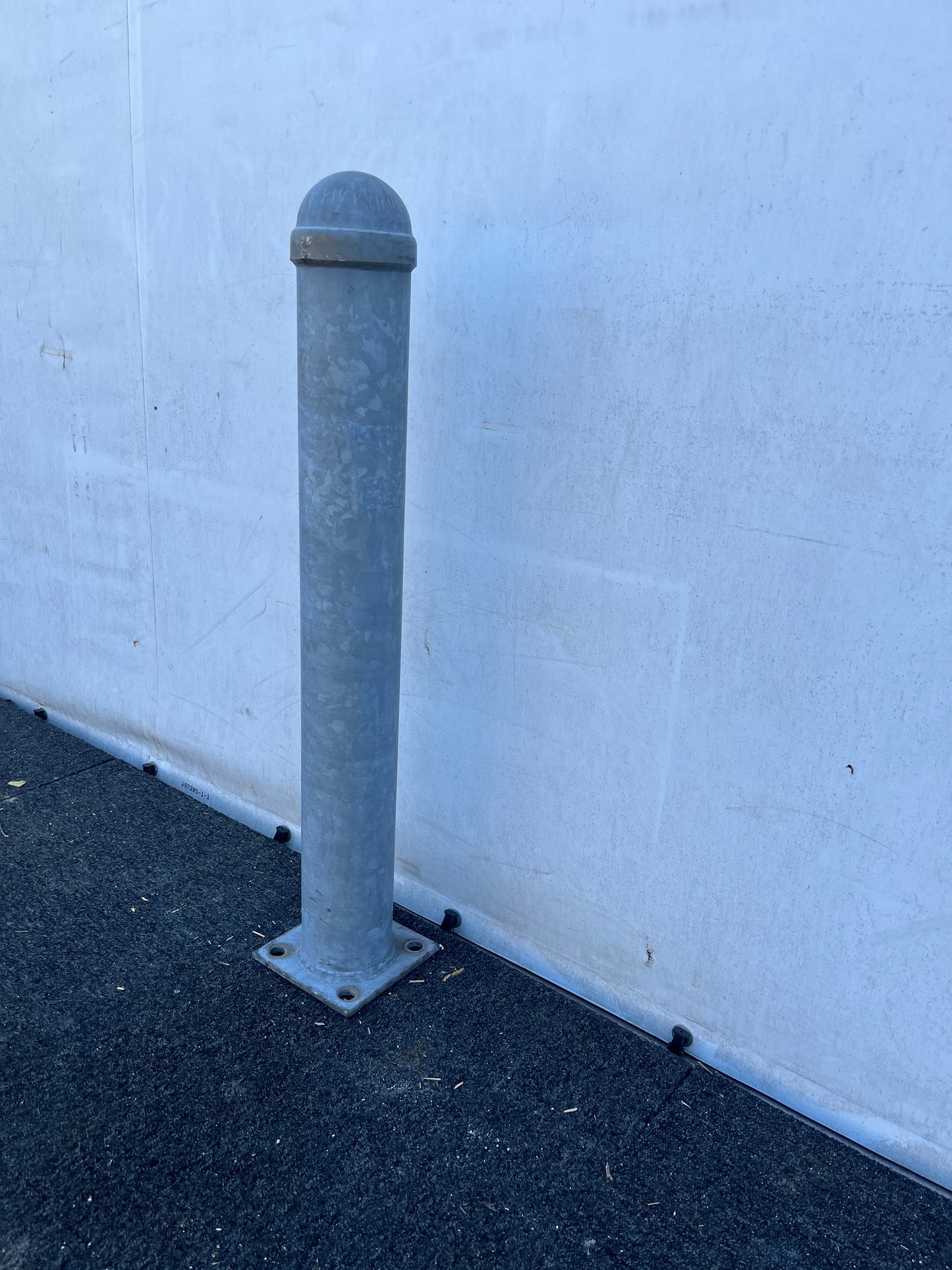 Gegalvaniseerde afscherm/trottoir paal met voetplaat