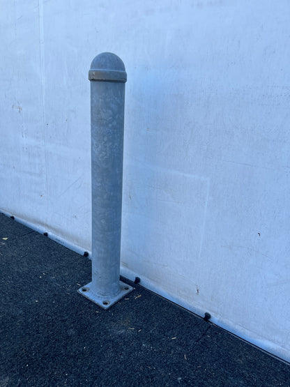Gegalvaniseerde afscherm/trottoir paal met voetplaat