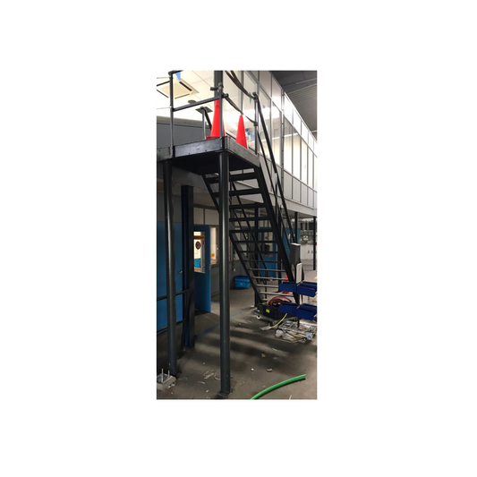 Stalen trap 13 treden voor verdieping van 3 meter hoog