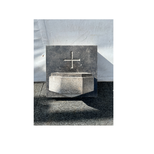 Wijwaterbakjes uit een kerk